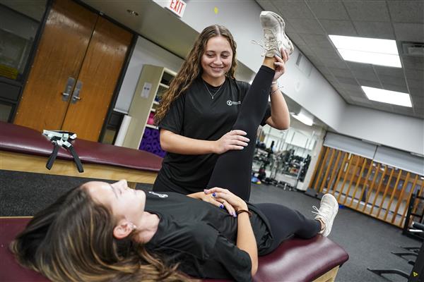 SPORTS THERAPY & EXERCISE MANAGEMENT students in lab